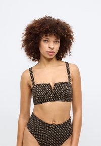 Top de biquíni preto com um design estruturado, decote quadrado, alças largas e padrão texturizado. Parte de baixo de cintura alta, com design coordenado.