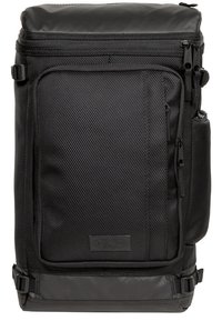 Musta reppu, joka on valmistettu teksturoidusta nylonsatiinista ja jossa on sileät yksityiskohdat. Repussa on useita osastoja, vetoketjuja ja sivuverkkotasku.