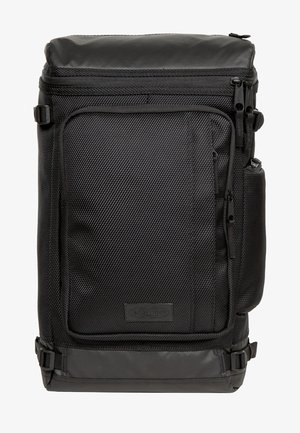 Zwarte rugzak van gestructureerd nylon met gladde accenten, voorzien van meerdere compartimenten, ritsen en een zijvak van mesh.