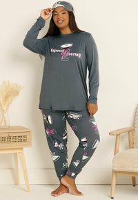 Szary dres piżamowy z długim rękawem, z kolorowymi grafikami koktajli i napisem "Espresso Yourself". Miękka tkanina, luźny krój, zawiera dopasowaną opaskę na głowę.