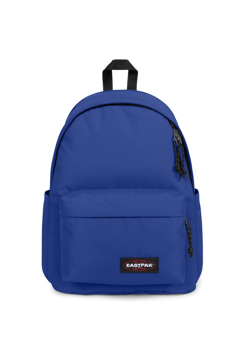 Modrý textilní batoh s kulatým vrškem, přední kapsou na zip, nastavitelnými popruhy a nášivkou loga značky na spodní části přední strany.