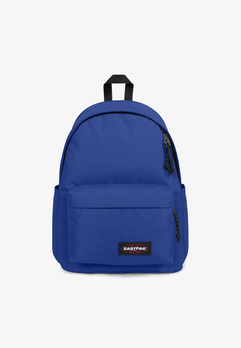 Blå tygryggsäck med rundad topp, framficka med dragkedja, justerbara remmar och varumärkeslogotyp på den nedre fronten.