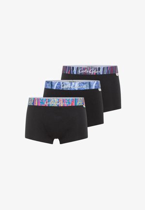 Tre par sorte boxer briefs med dekorerede elastiske bælteliner, der har farverige mønstre og gentagne brandnavne.