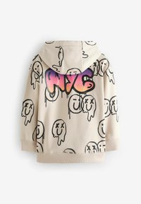 Kremowa bluza z kapturem z powtarzającym się wzorem duchów oraz żywym napisem NYC w kolorach gradientowych. Miękka tkanina z ściągaczami przy mankietach.