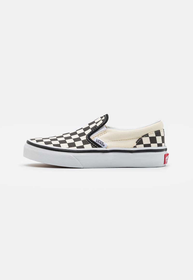 Pantof cu slip-uri, cu un model de tablă de șah alb-negru, din material textil, talpă din cauciuc alb și accent cu logo-ul Vans roșu pe călcâi.