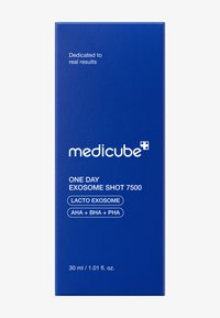 Scatola rettangolare blu con etichetta "medicube" in testo bianco. Contiene "One Day Exosome Shot 7500" e dettagli sugli ingredienti. Dimensioni 30 ml.