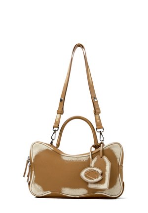 Handtas van lichtbruin leer met een gebogen rechthoekige vorm, afneembare schouderriem, bovenhandvat en een decoratief label met een bladvormige hanger.