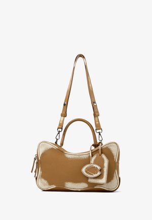 Torba na ramię z jasnobrązowej skóry o zaokrąglonym, prostokątnym kształcie, z odpinanym paskiem na ramię, górnym uchwytem i ozdobną zawieszką w kształcie liścia.