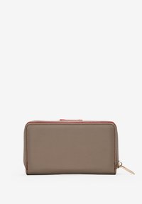Billetera rectangular de color topo con costuras y bordes rojos, que cuenta con un zipper dorado con una lengüeta de tirón en el lado derecho, sobre un fondo blanco.