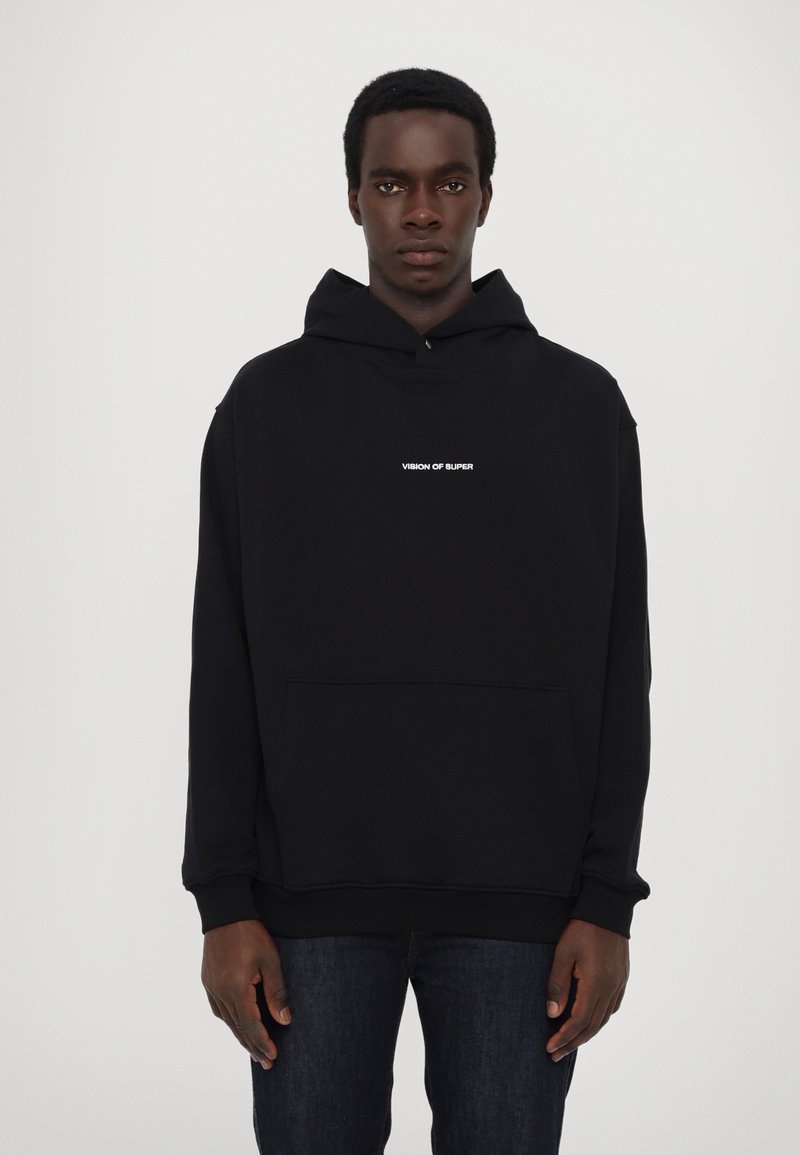 Hoodie noir en mélange de coton, avec une poche frontale et une impression de texte blanc "VISION OF SUPER" sur la poitrine.