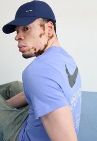 Nike Sportswear TEE - Apdrukāts T-krekls - royal pulse