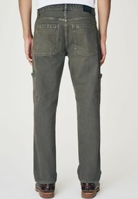 Pantaloni cargo de culoare verde măslin închis, din denim. Caracteristici: două buzunare la spate și un buzunar lateral tip cargo, design cu picior drept și cusături vizibile.