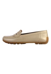 Mocassino in pelle beige chiaro con suola in gomma piatta, punta arrotondata e una fascia decorativa sulla parte superiore. Dettaglio di cucitura semplice presente.