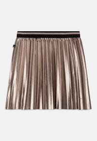 Metalen geplooide rok in roségoud, met een brede zwarte elastische tailleband met een metalen accent. Soepele textuur en lichtgewicht ontwerp.