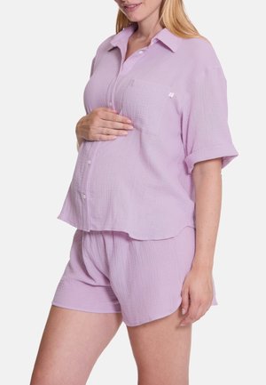 Lavendel, een lichte katoenen zwangerschapsset in twee delen, bestaande uit een kortefsleef blouse met knopen en een voorzak, en een relaxte short.