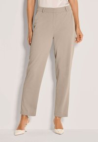 Beige op maat gemaakte broeken met zijzakken, een vlakke voorkant en een licht tapered been. Glad stofoppervlak met een klassieke pasvorm.