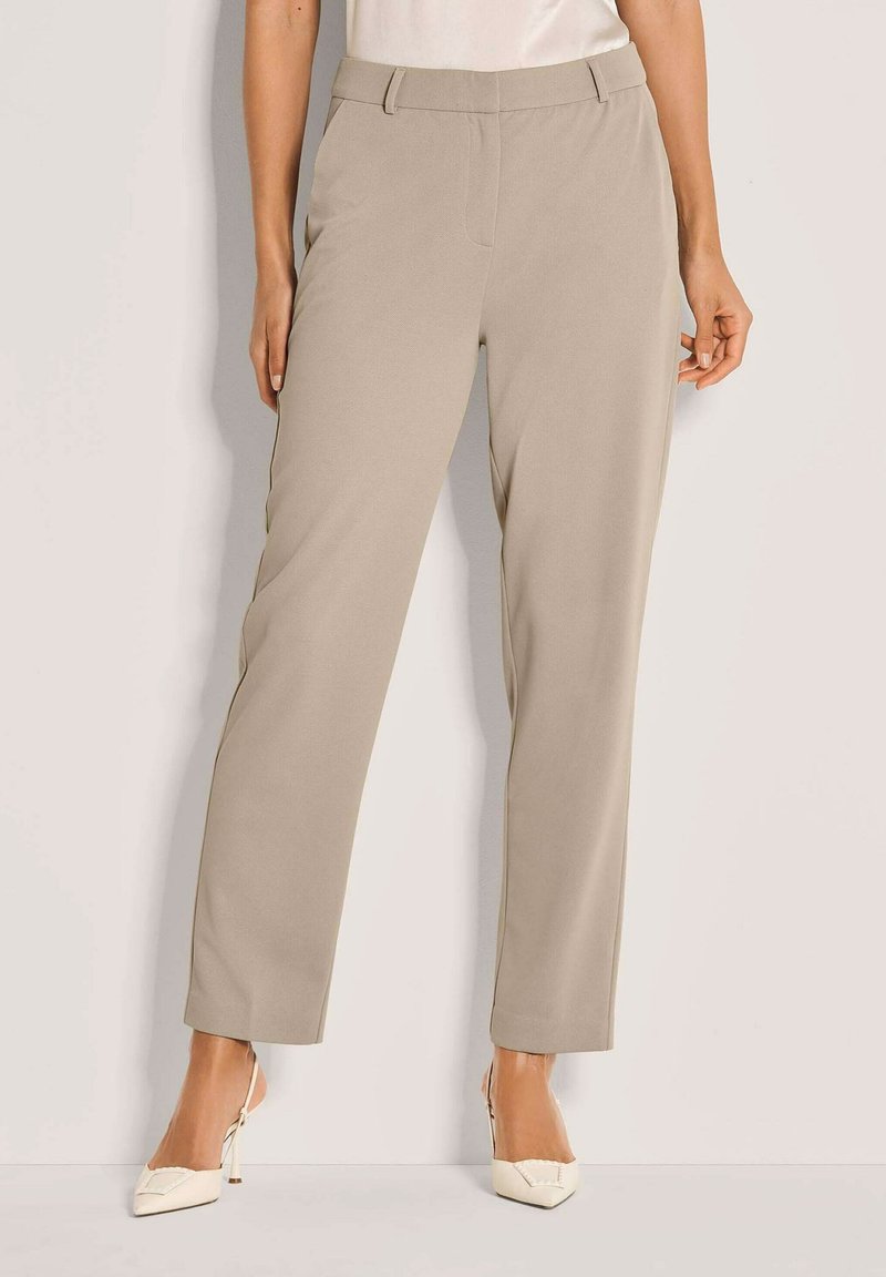 Beige op maat gemaakte broeken met zijzakken, een vlakke voorkant en een licht tapered been. Glad stofoppervlak met een klassieke pasvorm.