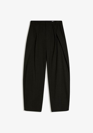 Fekete, magas derekú, szabott nadrág finom vertikális tűcsíkokkal és elöl redőzéssel, fehér háttéren, laposan elhelyezve.