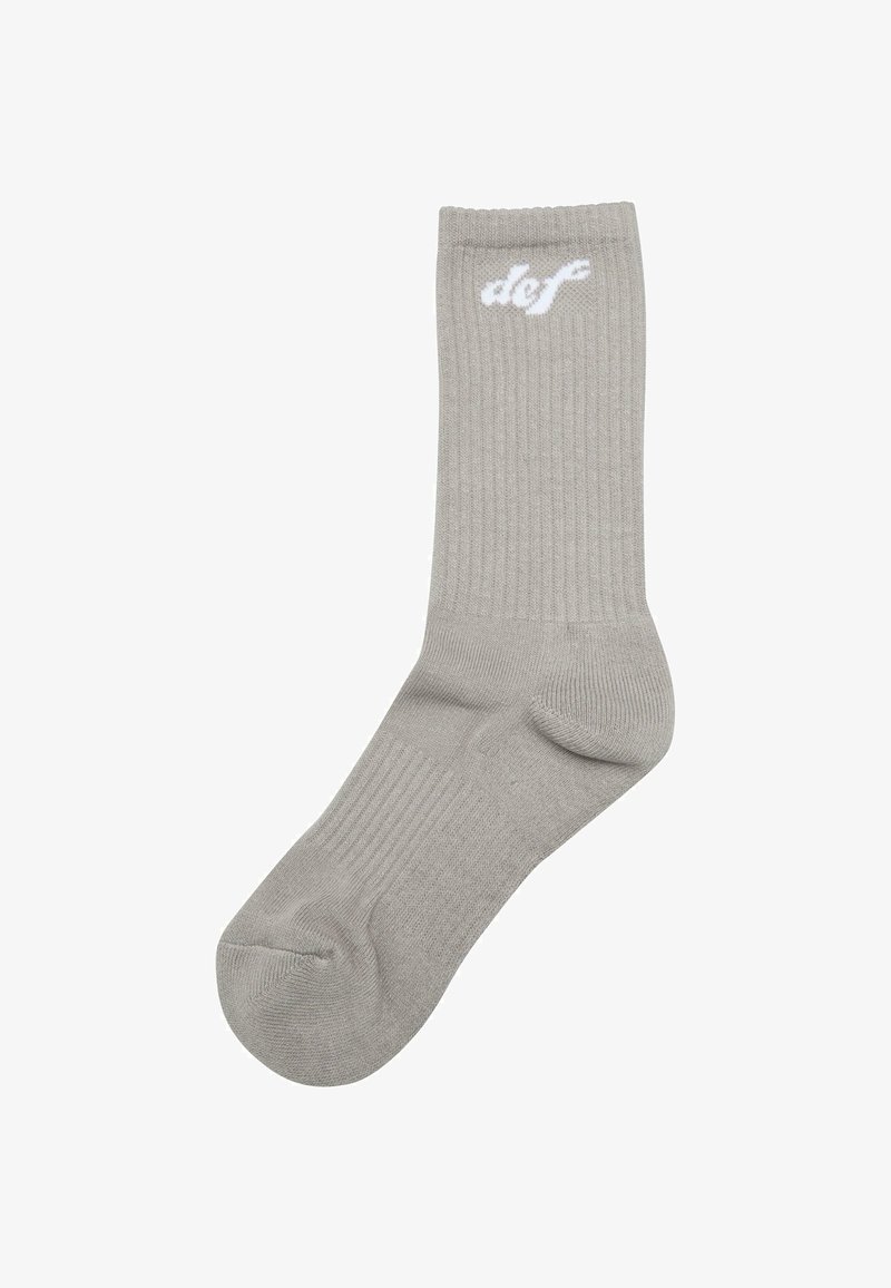 Chaussette grise à côtes avec logo "def" blanc, fabriquée à partir de matériaux doux. Présente une coutureressort de pied sans couture et une hauteur mi-mollet.