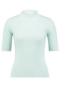 Má světlou mátovou ribbovanou blůzu s krátkým rukávem a vysokým stojáčkem, která má přiléhavý střih a jemnou texturu. Neobsahuje žádné vzory ani akcenty.