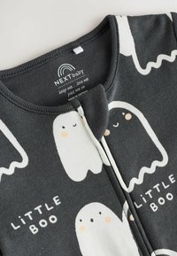 Puuvillane beebivorm, millel on tumehall taust valgete kummitusillustratsioonidega, tekst "LITTLE BOO" ja nööbiga kinnitamine kaela juures.