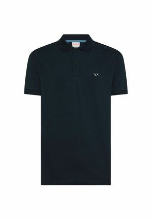 Polo nera a maniche corte con due bottoni, piccolo triangolo bianco e logo "X" sul petto sinistro, ed etichetta SUN68 all'interno del colletto.