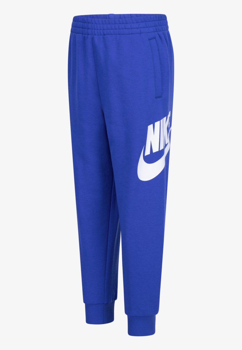 Modre bombažne trenirke z elastiko v pasu, stranskimi žepi in velikim belim logotipom Nike na levi stegn. Zategnjeni gležnji.