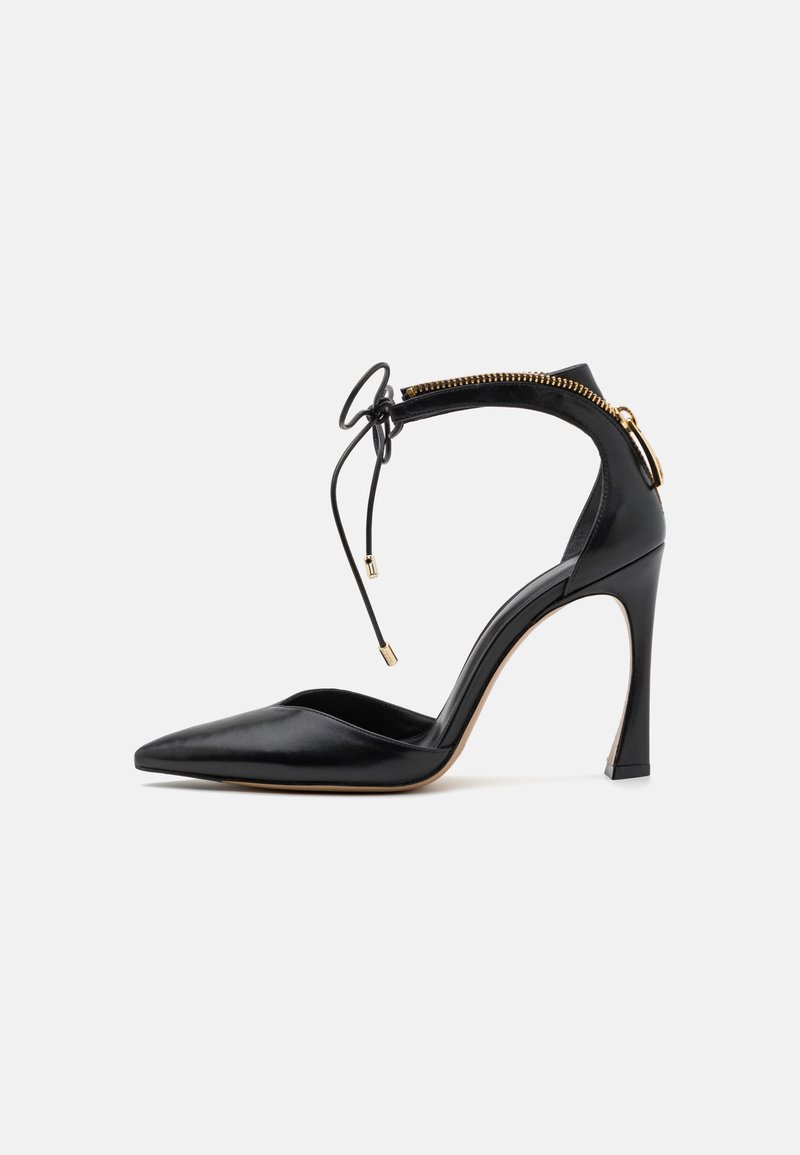 Pantof cu toc înalt, din piele neagră, cu vârful ascuțit, prevăzut cu un sistem de închidere cu fermoar la gleznă și un detaliu cu șnur, având un toc subțire de tip stiletto și o textură netedă.