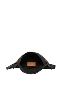 Crna kožna torbica s patentnim zatvaračem i podesivim remenom, otvorena kako bi se pokazala prazna unutrašnjost i smeđa pravokutna etiketa unutra.