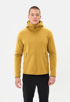 Geel fleecejack met capuchon, rits aan de voorkant en twee zijzakken. Beschikt over zwarte accenten en logo op de borst.