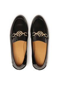Musta kiiltonahka loaferit, joissa on kultaista ketjua korostava yksityiskohta jalan päällä, vaaleat sisäpohjat ja tyylikäs, pyöristetty muoto.