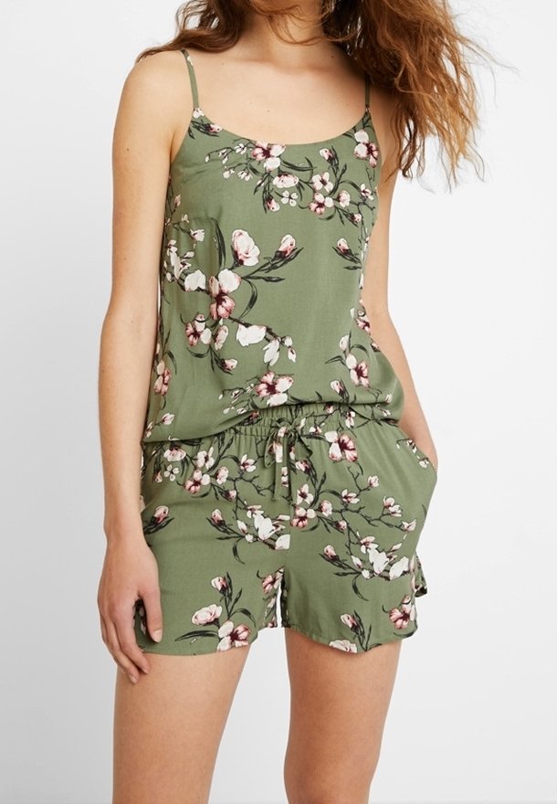 Romper w kwiatowy nadruk w oliwkowej zieleni, z ramiączkami spaghetti, elastycznym paskiem w talii i kieszeniami po bokach. Lekka, gładka tkanina.