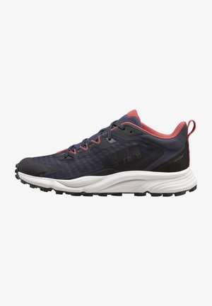 Buty do biegania z granatową siateczką, czerwonymi akcentami, czapką z czarnej gumy na palcach, białą podeszwą środkową oraz teksturowaną czarną podeszwą zewnętrzną zapewniającą przyczepność.