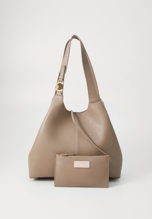 Hobo-Tasche aus weichem Taupe mit strukturierter Optik, ausgestattet mit goldfarbener Hardware und einem passenden abnehmbaren Täschchen.
