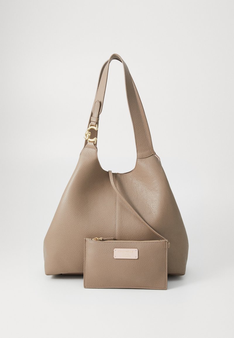 Borsa hobo in pelle di un morbido taupe con finitura testurizzata, caratterizzata da accessori in tonalità oro e una pochette rimovibile coordinata.
