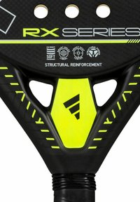 Zwarte paddlebalracket met een gestructureerd oppervlak, levendige gele accenten en structurele versterking. Beschikt over meerdere gaten en een ergonomisch ontwerp.