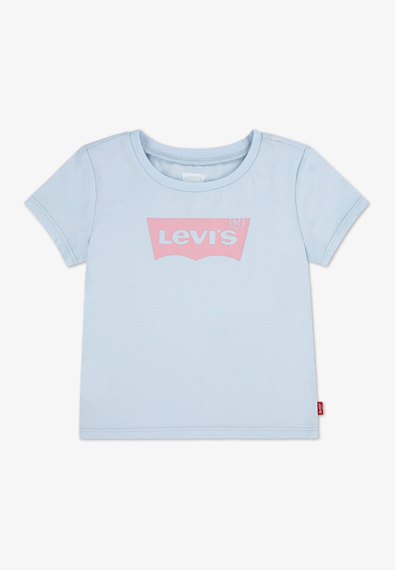 Lys blå bomulls-t-skjorte med rund hals og korte ermer. Har en rosa Levi's-logo foran og en rød etikett på siden.