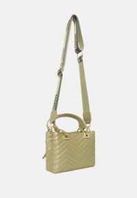 Borsa in ecopelle dorata con un motivo a chevron testurizzato, doppi manici superiori e una tracolla regolabile con il marchio "Marc".