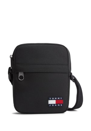 Mustast õlakotist, millel on reguleeritav rihm, esiküljel lukk-tasku ja Tommy Jeans logo punases, valges ja sinises värvitoonis esiküljel alumises paremas nurgas.