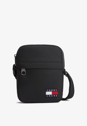 Mustast õlakotist, millel on reguleeritav rihm, esiküljel lukk-tasku ja Tommy Jeans logo punases, valges ja sinises värvitoonis esiküljel alumises paremas nurgas.