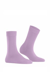Chaussettes en coton lilas avec une bordure côtelée, design mi-mollet, texture lisse et renfort au niveau des orteils et du talon pour plus de durabilité.