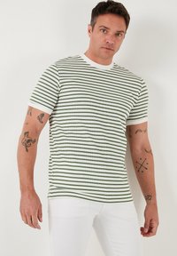 Buratti REGULAR FIT - Apdrukāts T-krekls - apple green