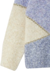 Strickpulloverärmel mit cremefarbenen und hellblauen Farbblöcken, strukturiert mit einer weichen Oberfläche und akzentuiert durch metallisch goldene Verzierungen an den Nähten.
