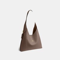 Sac à bandoulière en cuir marron avec une seule sangle, design minimaliste et petit bouton doré sur la poche avant.