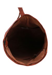 Gran bolso tote de cuero marrón con una textura suave, parte superior abierta y un interior espacioso. Cuenta con un bolsillo interior y cierre con cremallera.