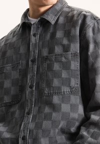 Geruit overhemd in donkergrijs met zwart denim, voorzien van twee borstzakken, een puntige kraag en een gestructureerde stof.