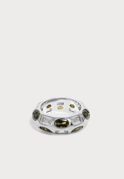 Bague en argent avec des pierres précieuses ovales vertes et rectangulaires transparentes alternées, serties autour de l’anneau sur un fond clair uni.