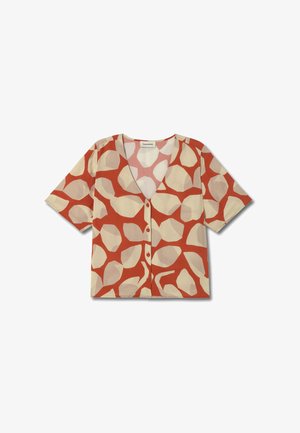 Blusa de manga corta en naranja y beige, con un patrón geométrico, escote en V y botones en la parte frontal. Fabricada con tejido ligero.