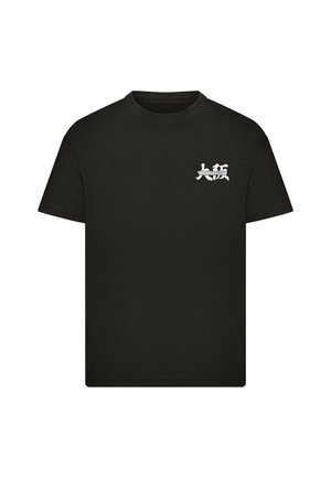 Sort kortærmet T-shirt med en lille hvid "MIDNIGHT CLUB" tekst og stiliseret grafik på venstre bryst.