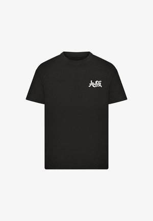 Zwart T-shirt met korte mouwen met een kleine witte "MIDNIGHT CLUB" tekst en gestileerde afbeelding op de linkerborst.